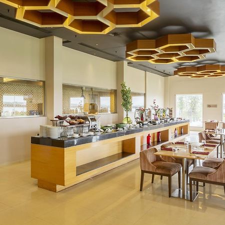 Hotel Naveen Lakeside Hubli Eksteriør billede