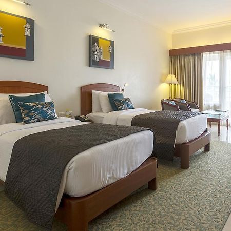 Hotel Naveen Lakeside Hubli Eksteriør billede