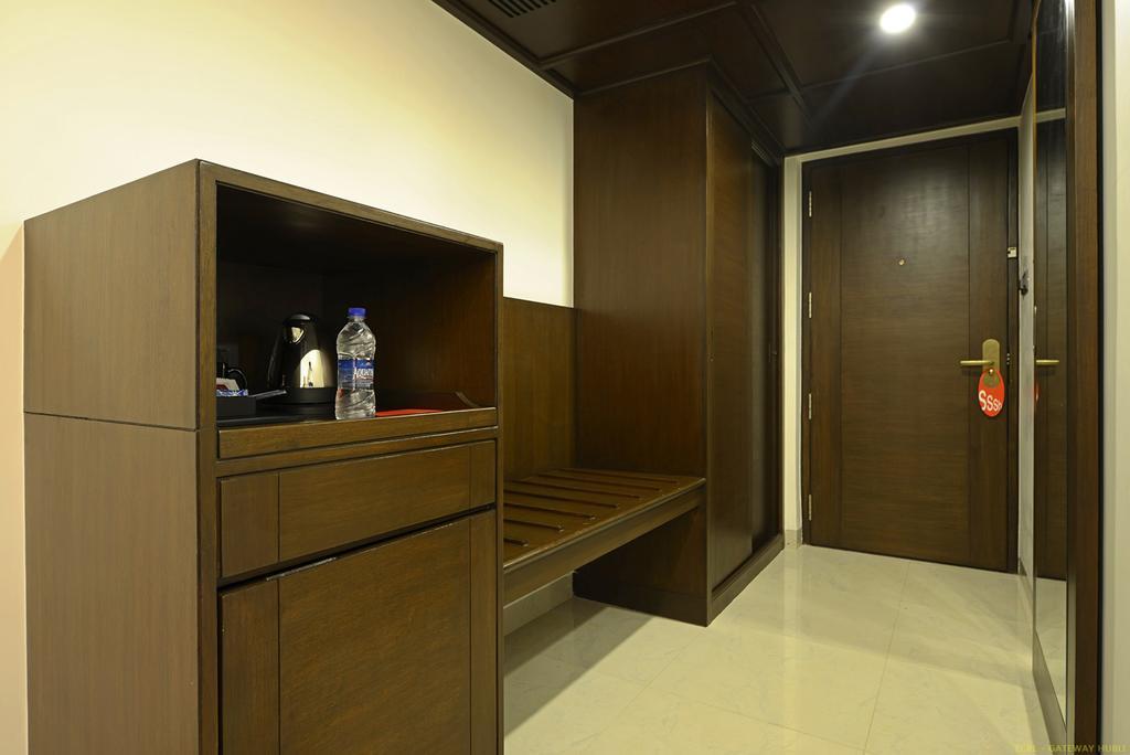 Hotel Naveen Lakeside Hubli Eksteriør billede