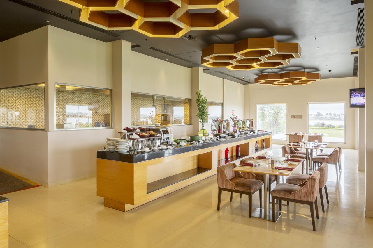 Hotel Naveen Lakeside Hubli Eksteriør billede