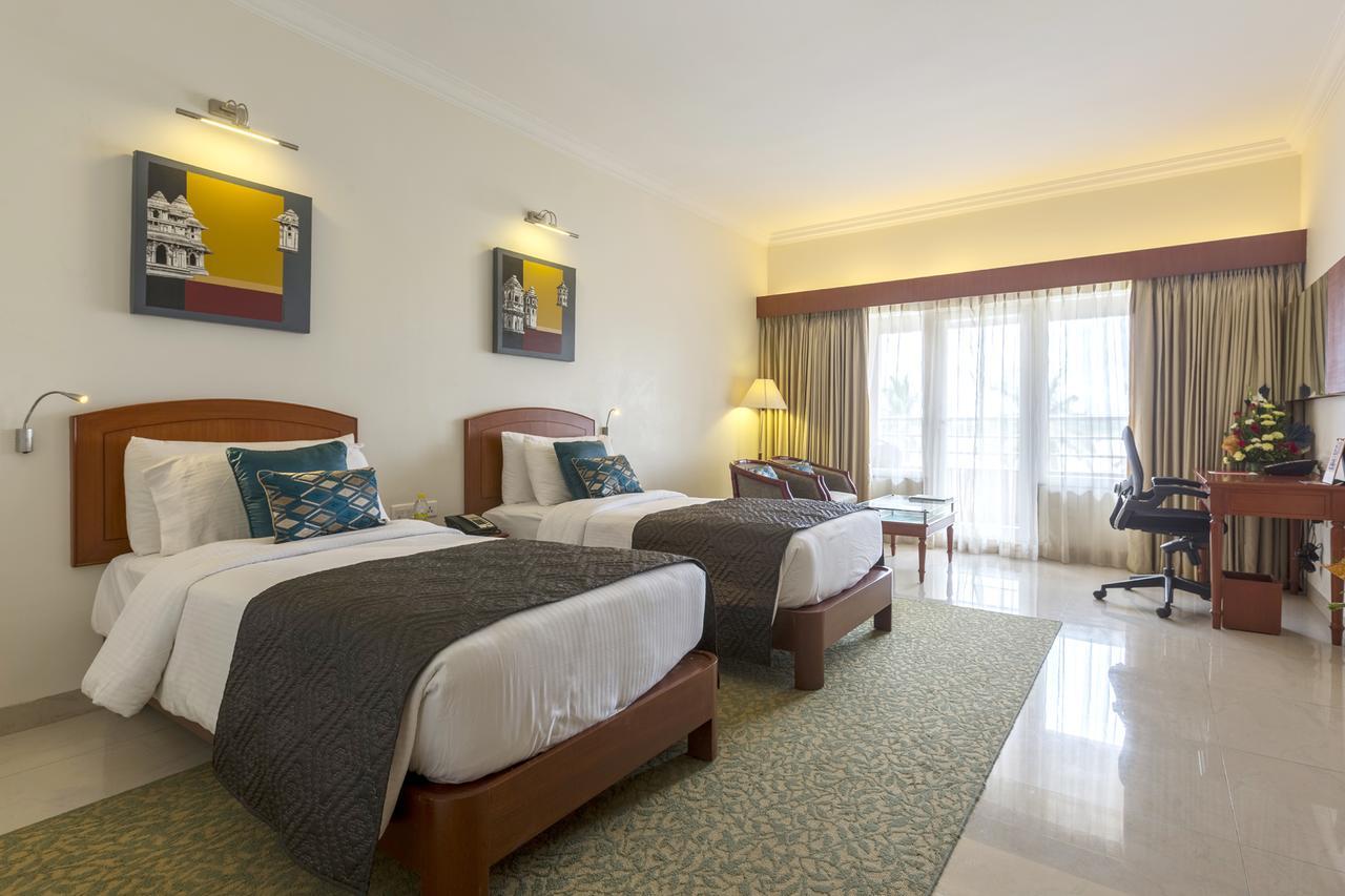 Hotel Naveen Lakeside Hubli Eksteriør billede