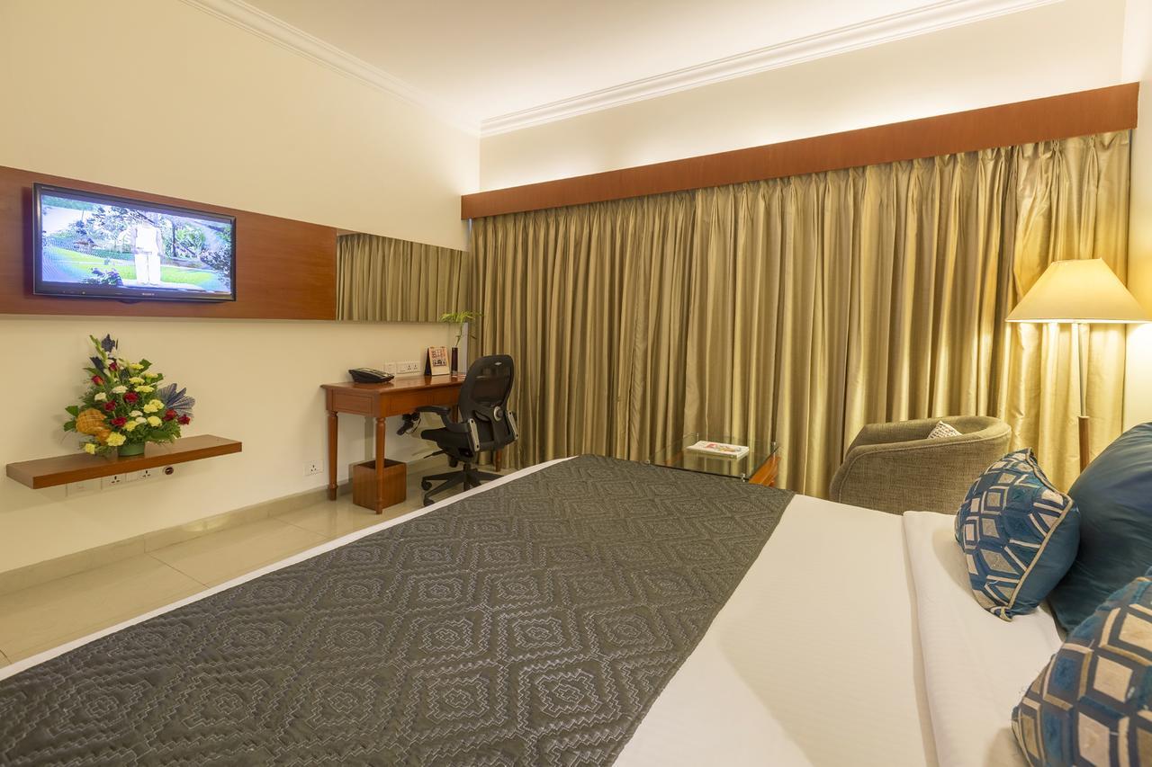 Hotel Naveen Lakeside Hubli Eksteriør billede