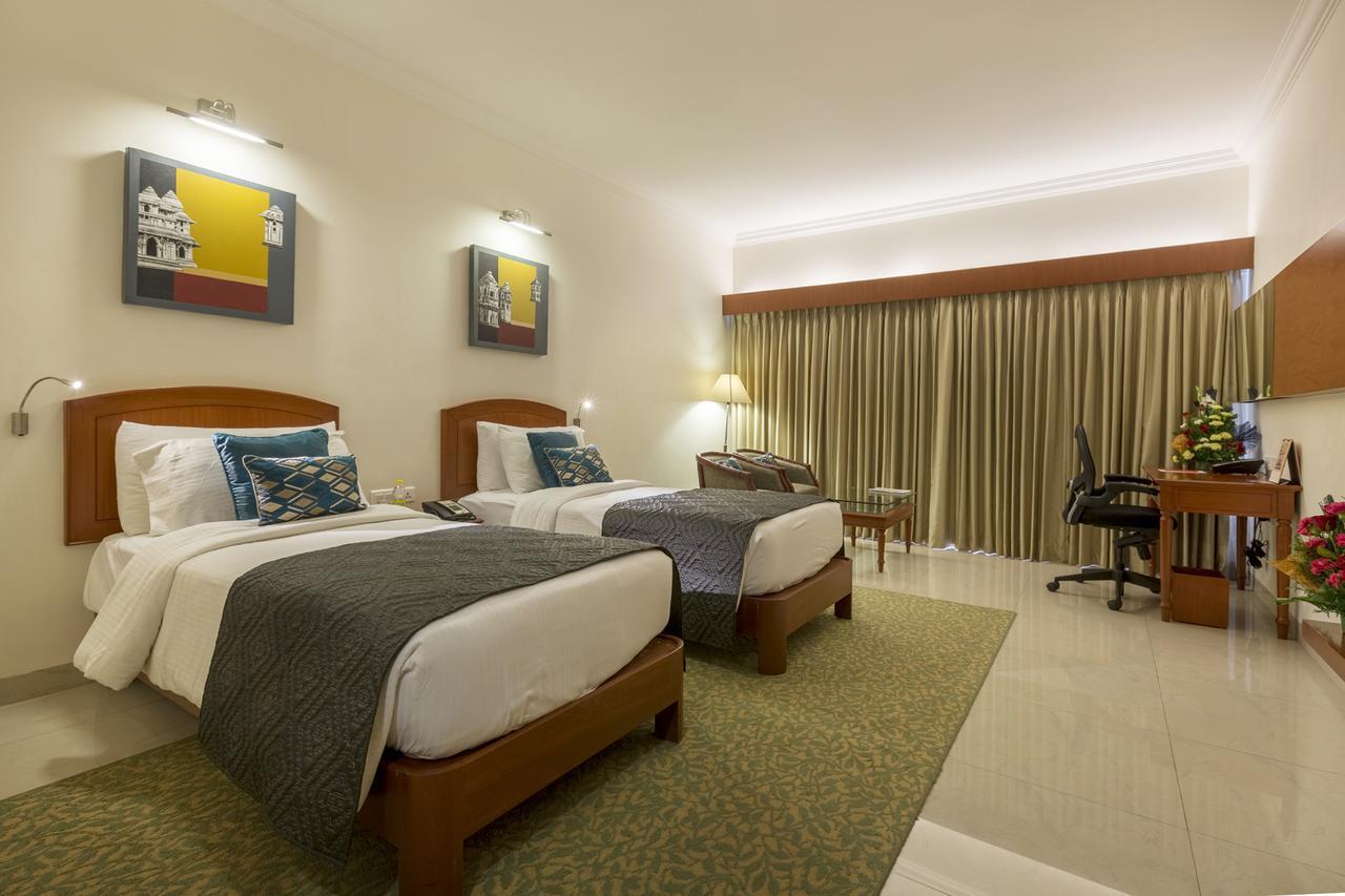 Hotel Naveen Lakeside Hubli Eksteriør billede