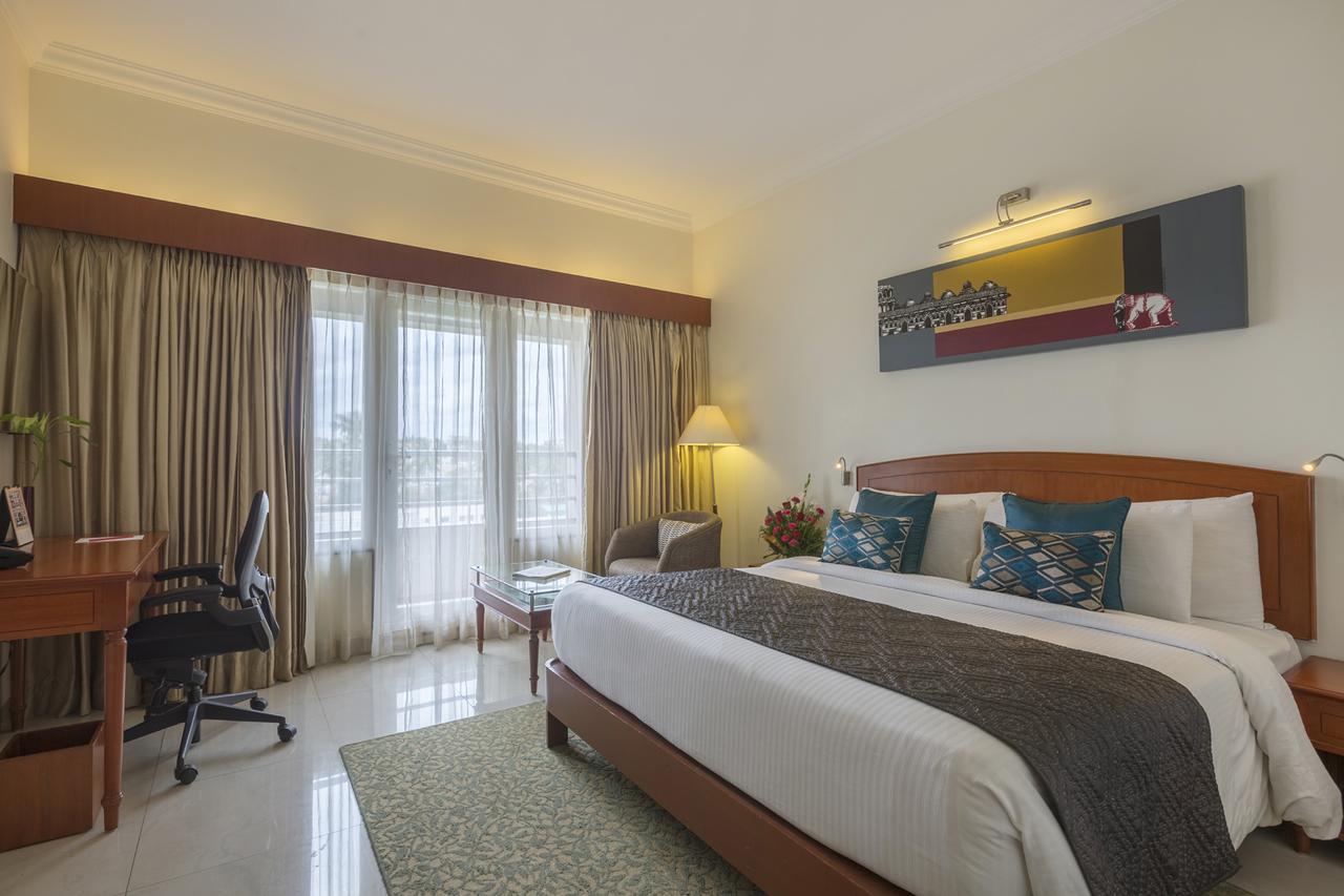 Hotel Naveen Lakeside Hubli Eksteriør billede