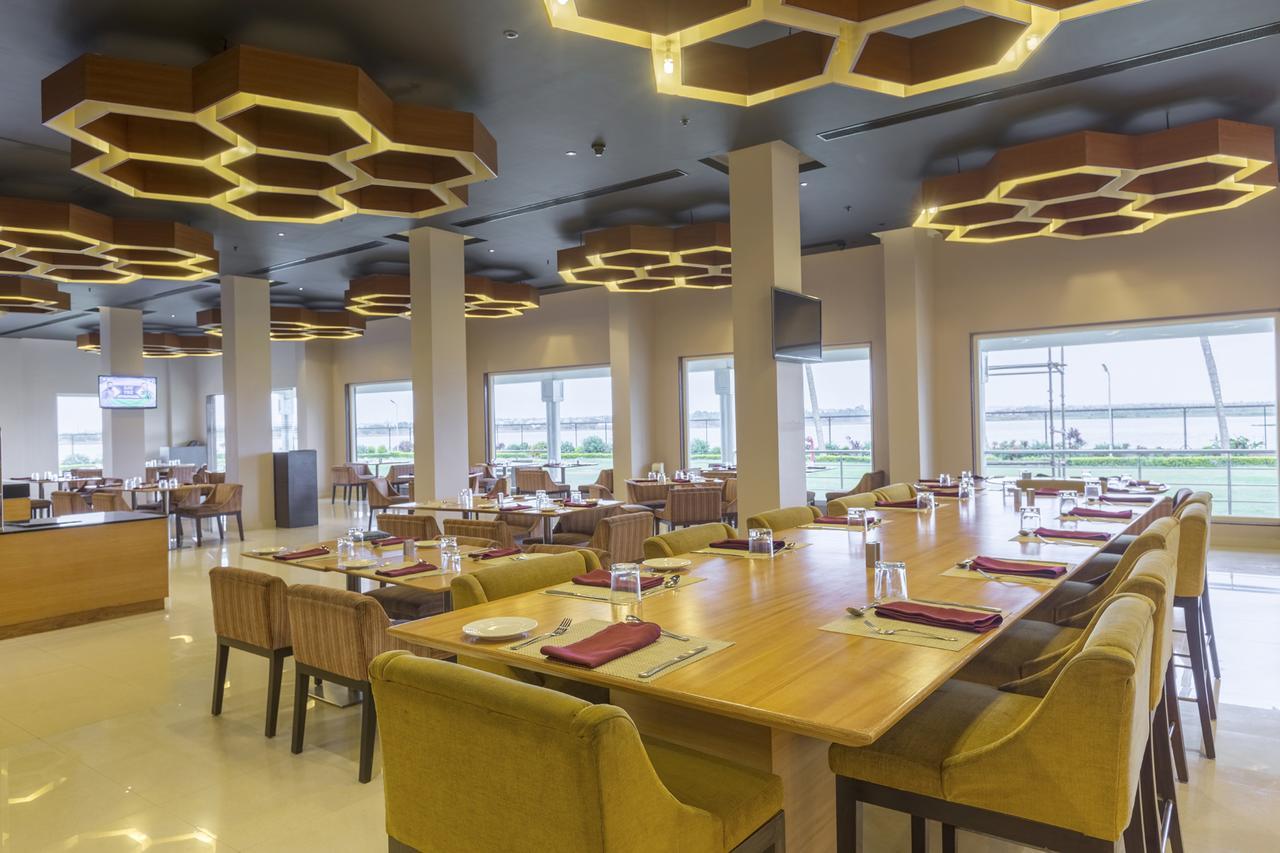 Hotel Naveen Lakeside Hubli Eksteriør billede