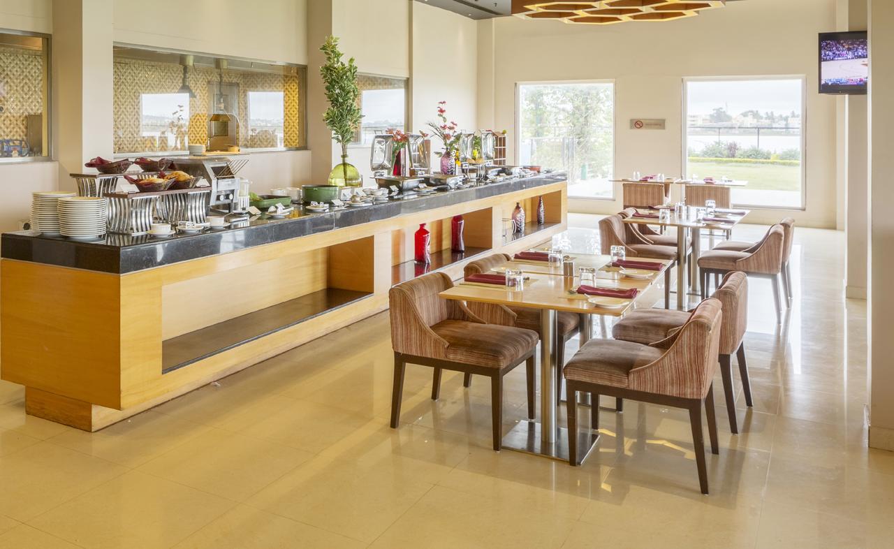 Hotel Naveen Lakeside Hubli Eksteriør billede
