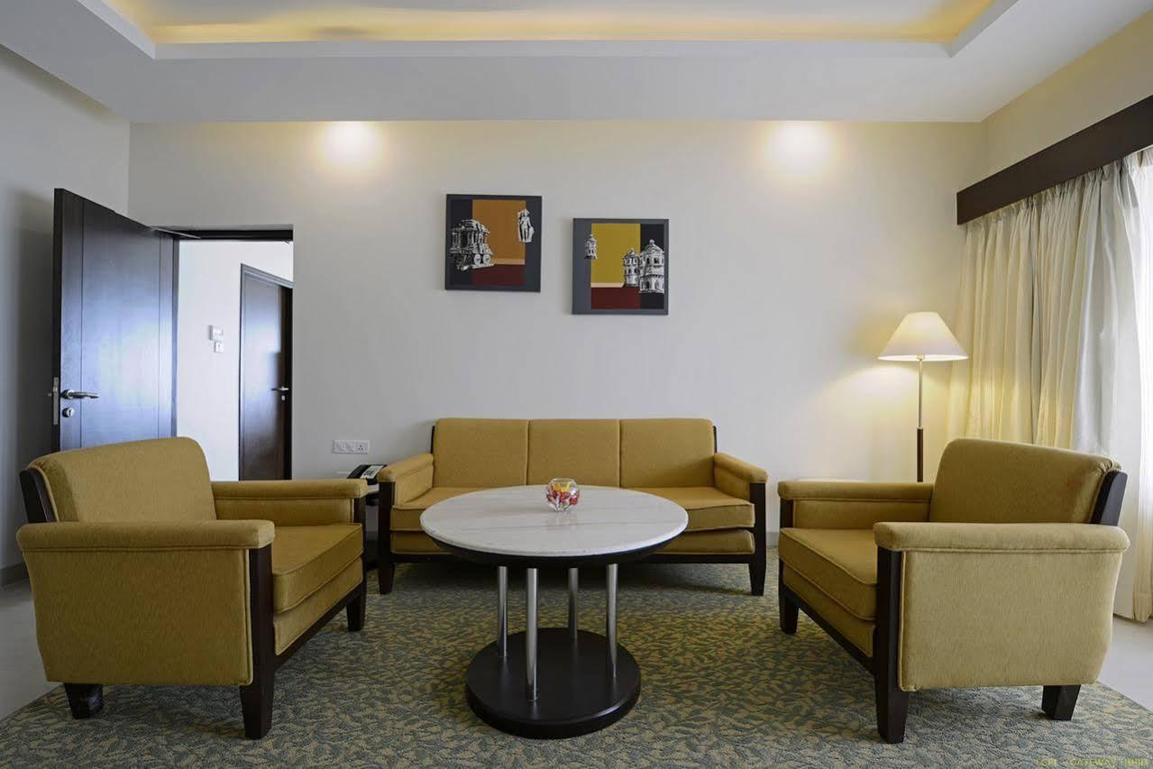 Hotel Naveen Lakeside Hubli Eksteriør billede