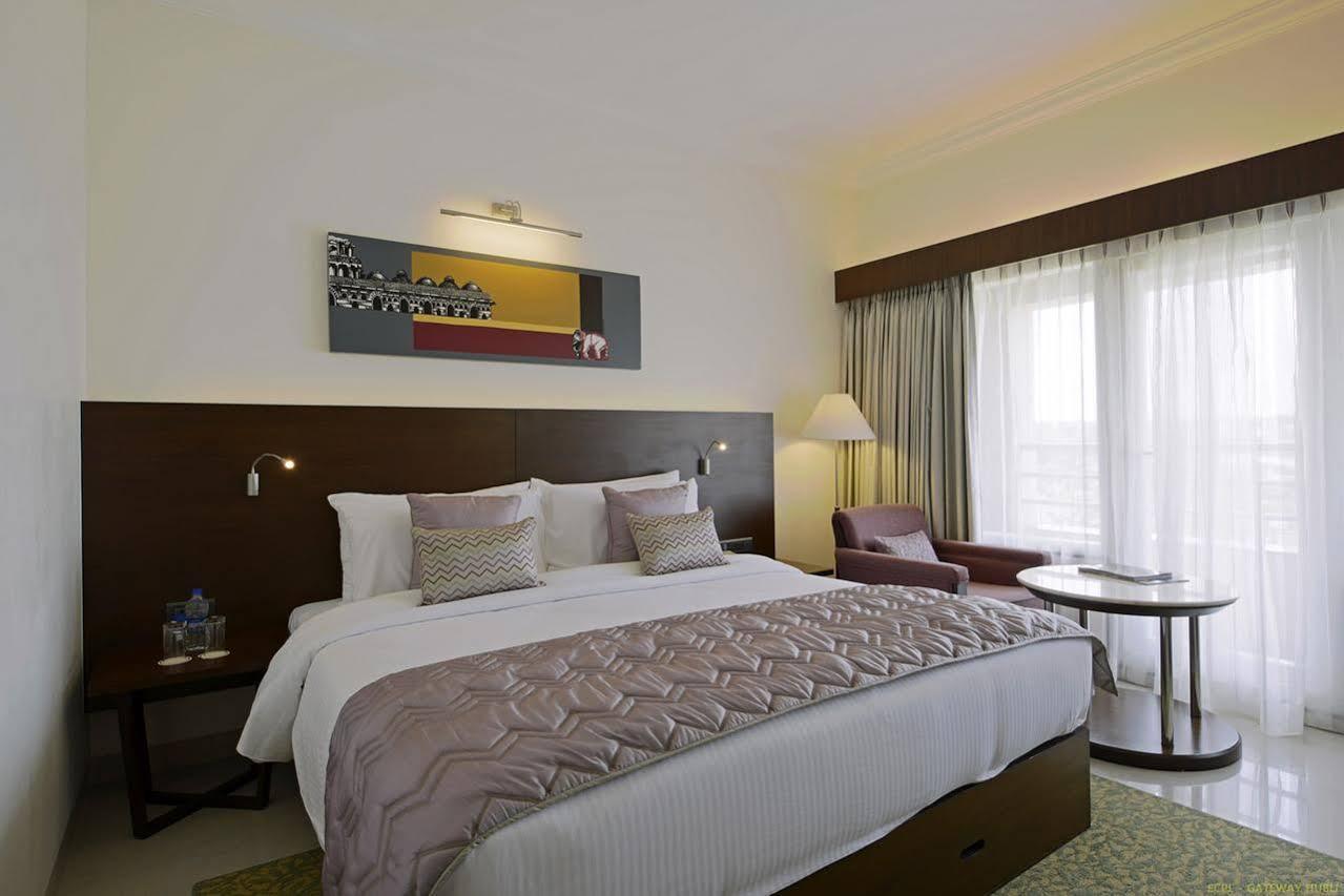Hotel Naveen Lakeside Hubli Eksteriør billede
