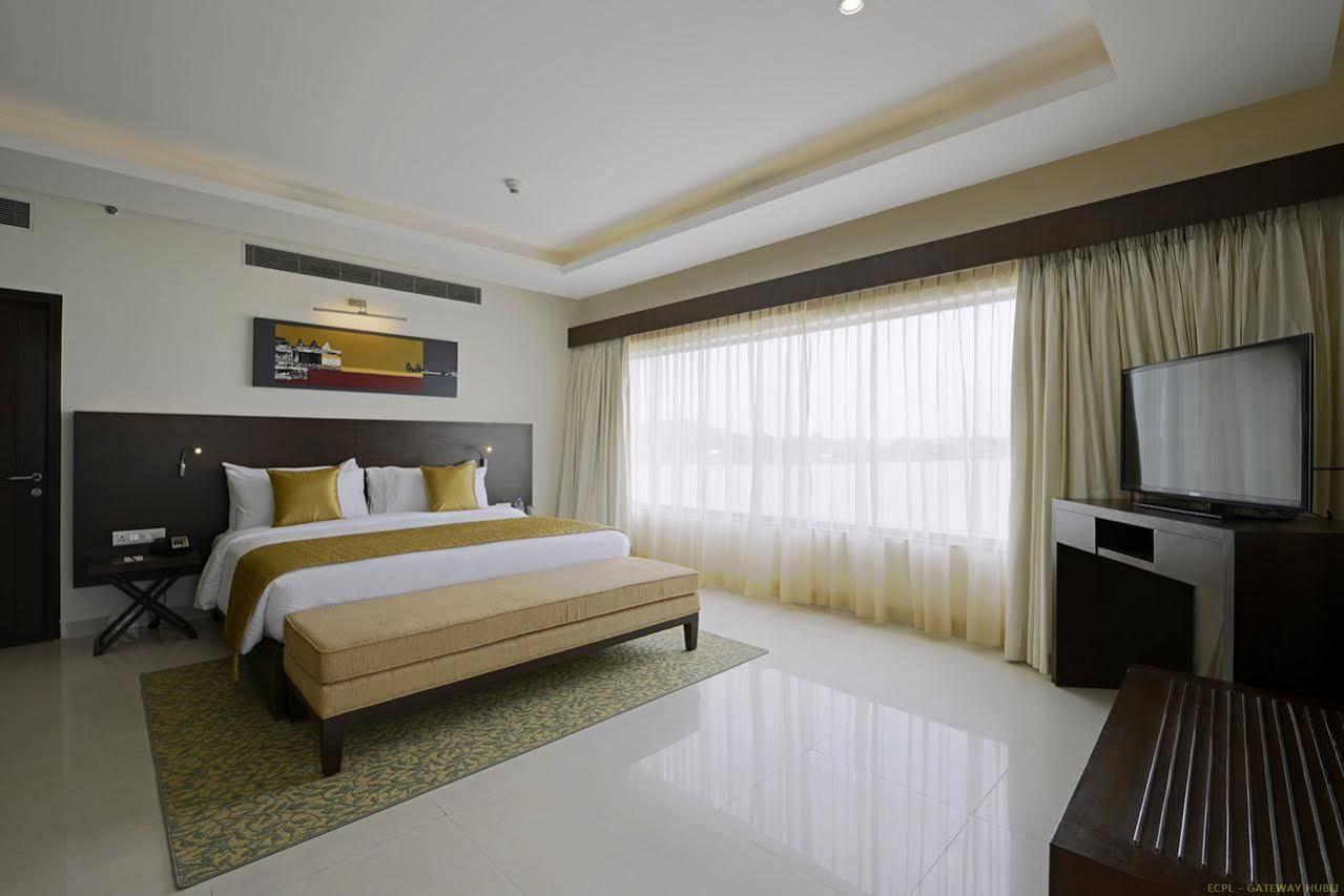 Hotel Naveen Lakeside Hubli Eksteriør billede