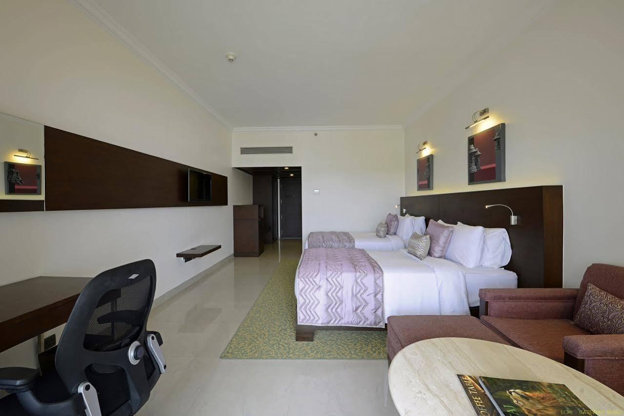 Hotel Naveen Lakeside Hubli Eksteriør billede