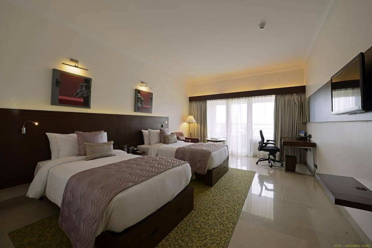 Hotel Naveen Lakeside Hubli Eksteriør billede