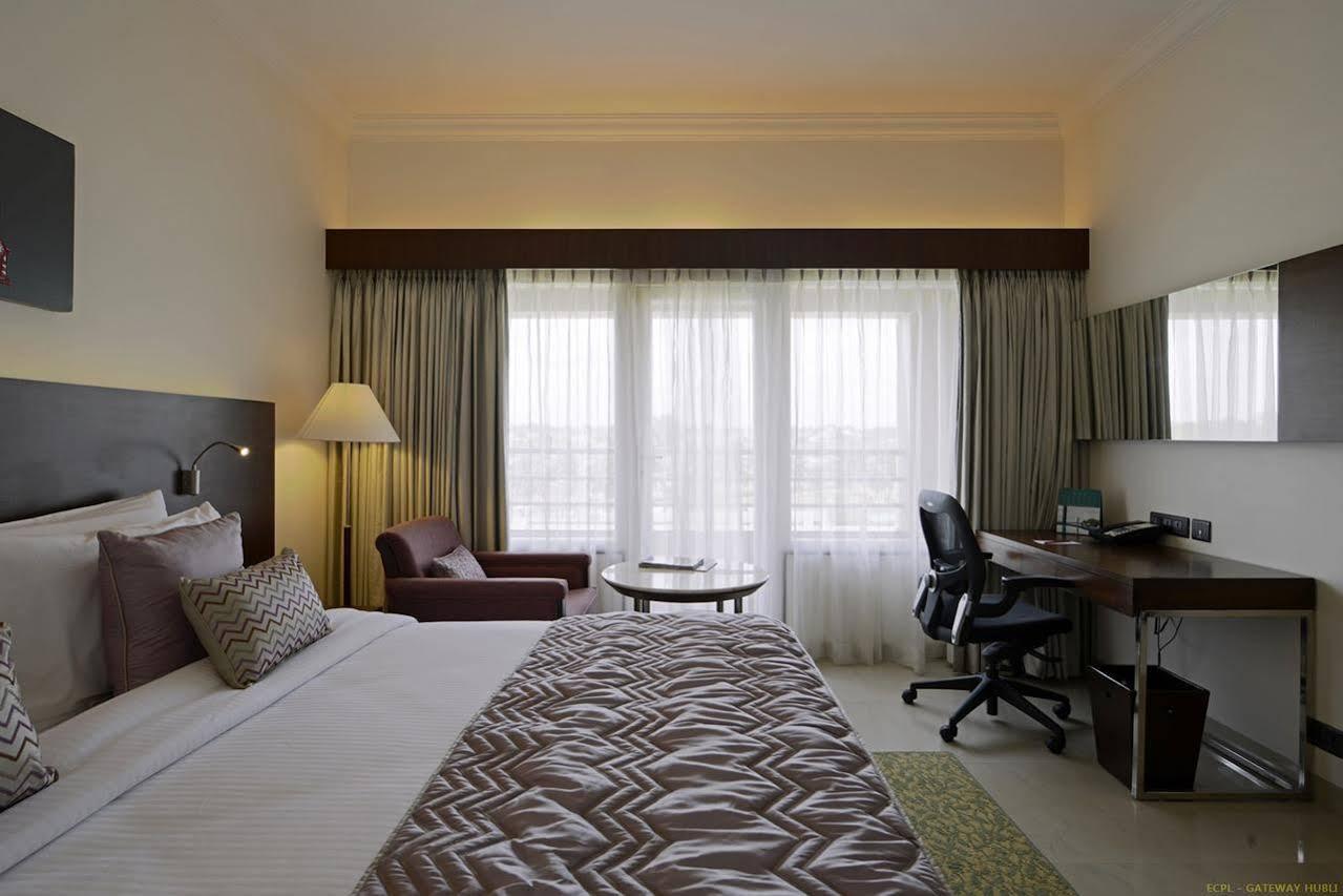 Hotel Naveen Lakeside Hubli Eksteriør billede