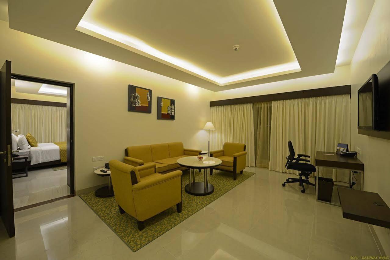 Hotel Naveen Lakeside Hubli Eksteriør billede