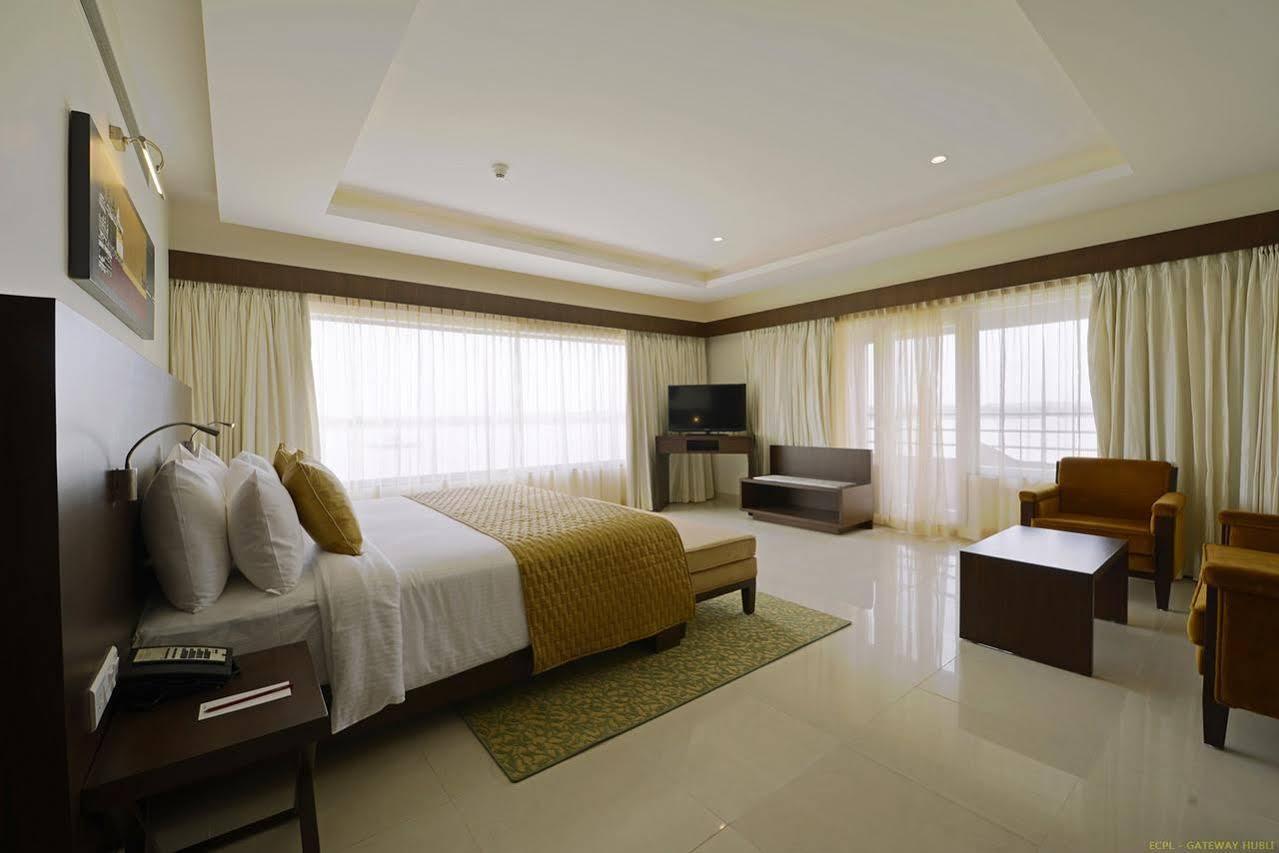 Hotel Naveen Lakeside Hubli Eksteriør billede