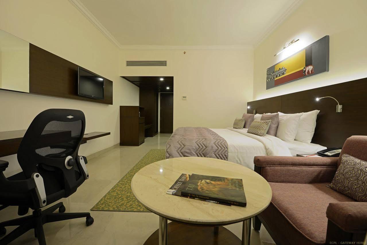 Hotel Naveen Lakeside Hubli Eksteriør billede